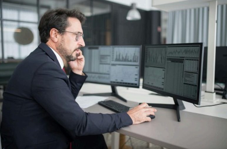 :Digital marketer analyzing real campaign metrics like video views, swipe-up rate, and ROAS using performance dashboards and UTM tracking.